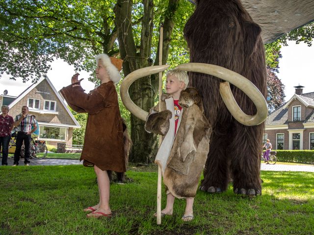Kinderen verkleed in oertijd.