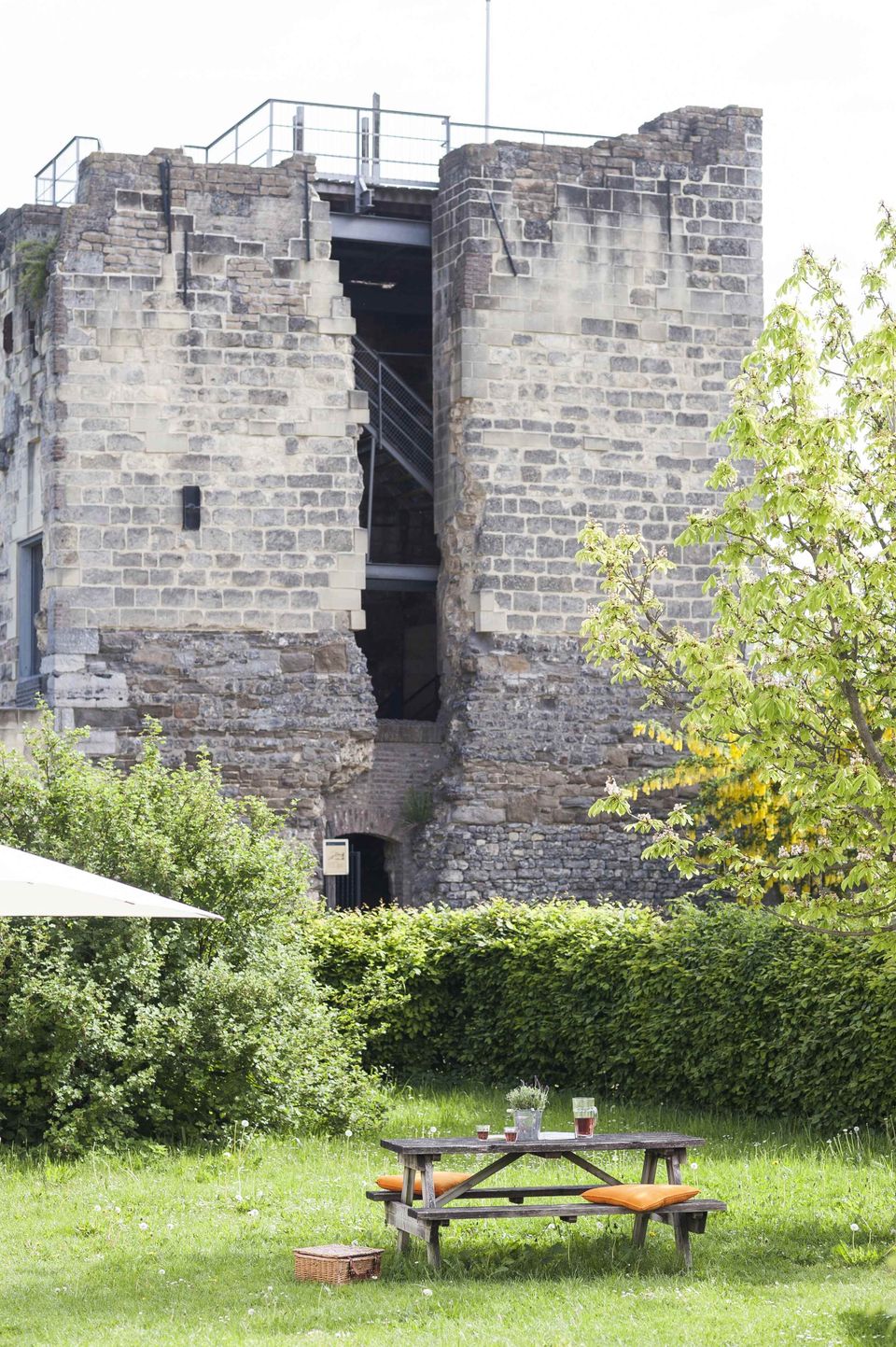 Hoeve Lichtenberg prive tuin historisch gebouw op achtergrond
