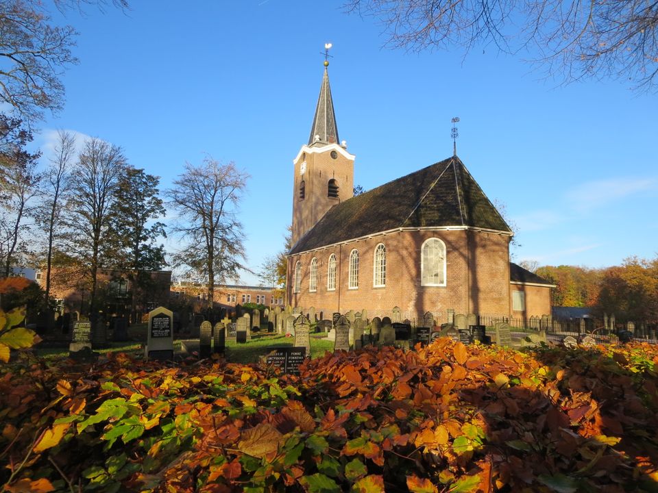 Sint Martenskerk Beetsterzwaag in herfstkleuren