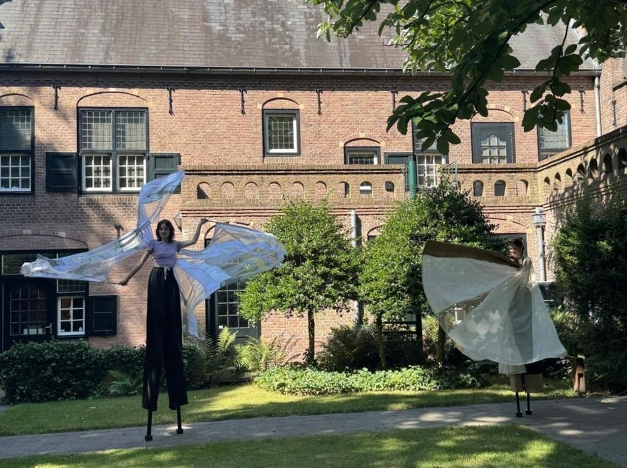 Kunstveiling - Eefje en Mayke op stelten