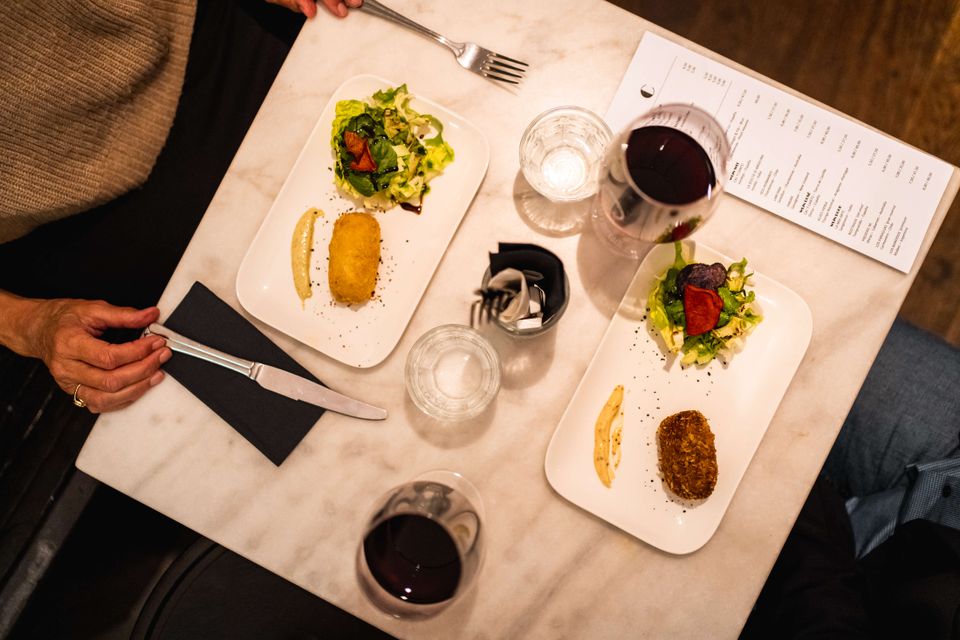 Bistro Croquant Maastricht tafel van boven met gerechten