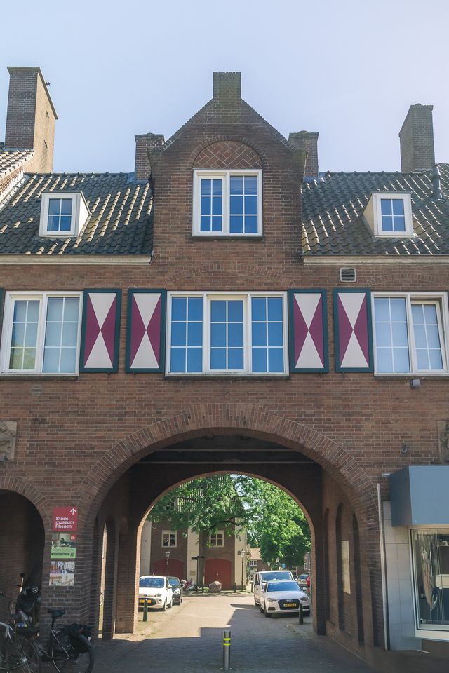 Poort in dorpskern van Rhenen met doorkijkje op smal straatje