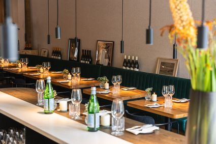 SOMM bistro a vin interieur met gedekte tafels