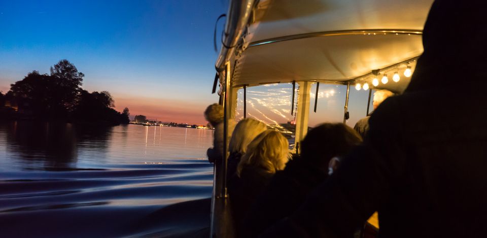 boottocht alde feanen met een gids in schemer