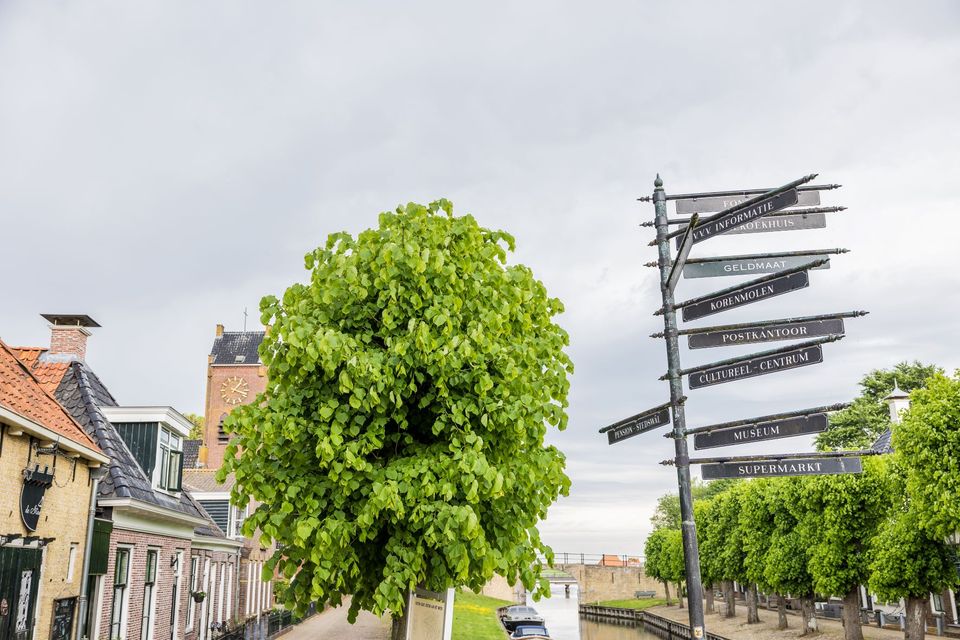 sloten gracht met wegwijzer