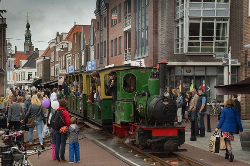 Een locomotief door de binnenstad van Purmerend