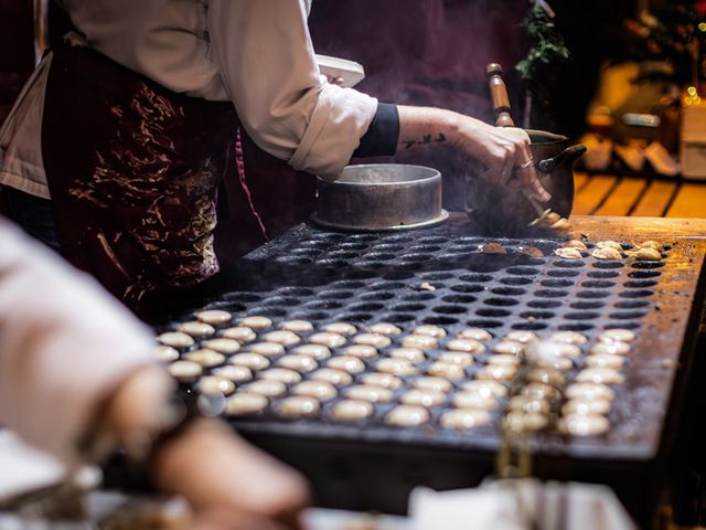 Poffertjes pan met verse poffertjes in de maak tijdens Lichtjesavond in Delft