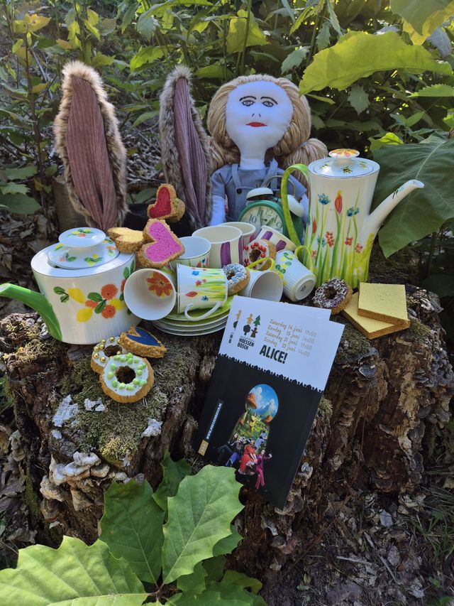 Alice! bij Openluchttheater Hoessenbosch spullen