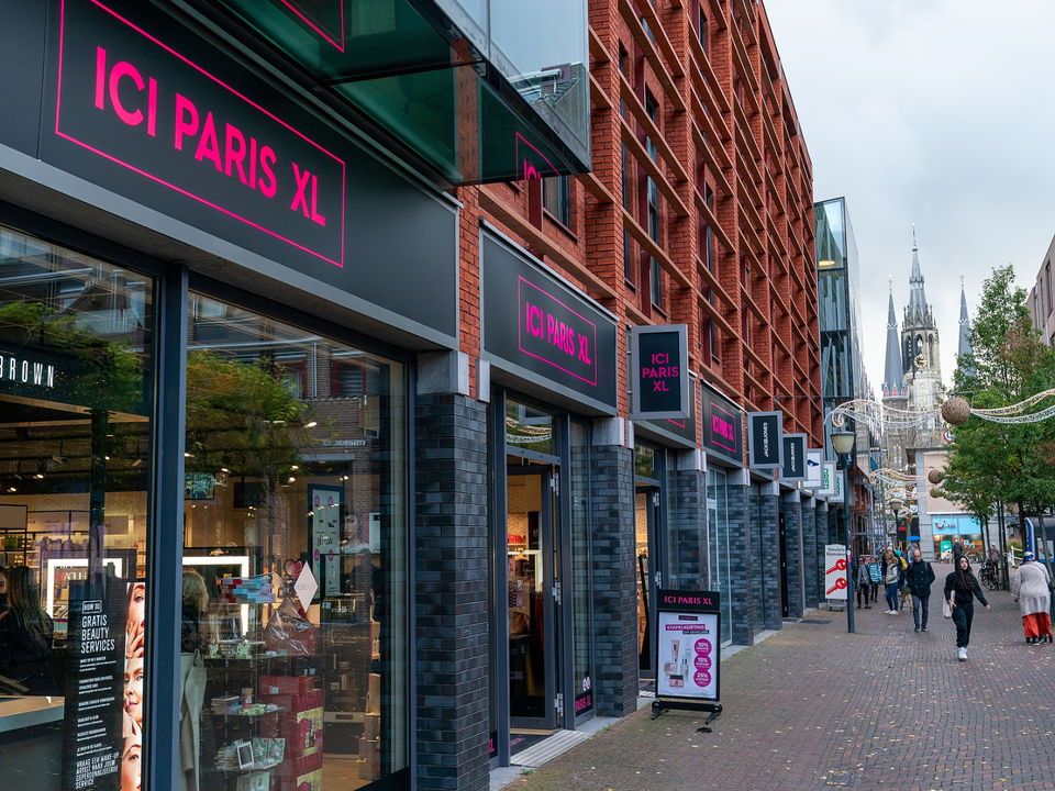 Etalage van Ici Paris xl make-up winkel bij de zuidpoort in Delft