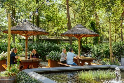 Mensen op het terras bij Vakantiepark Zevenbergen