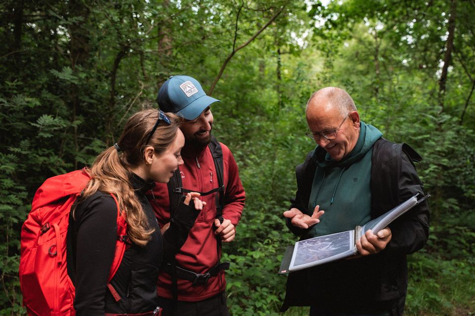 Wandeling met gids stel uitleg Natuurrijke IJs en oorlogwandeling Holtingerveld