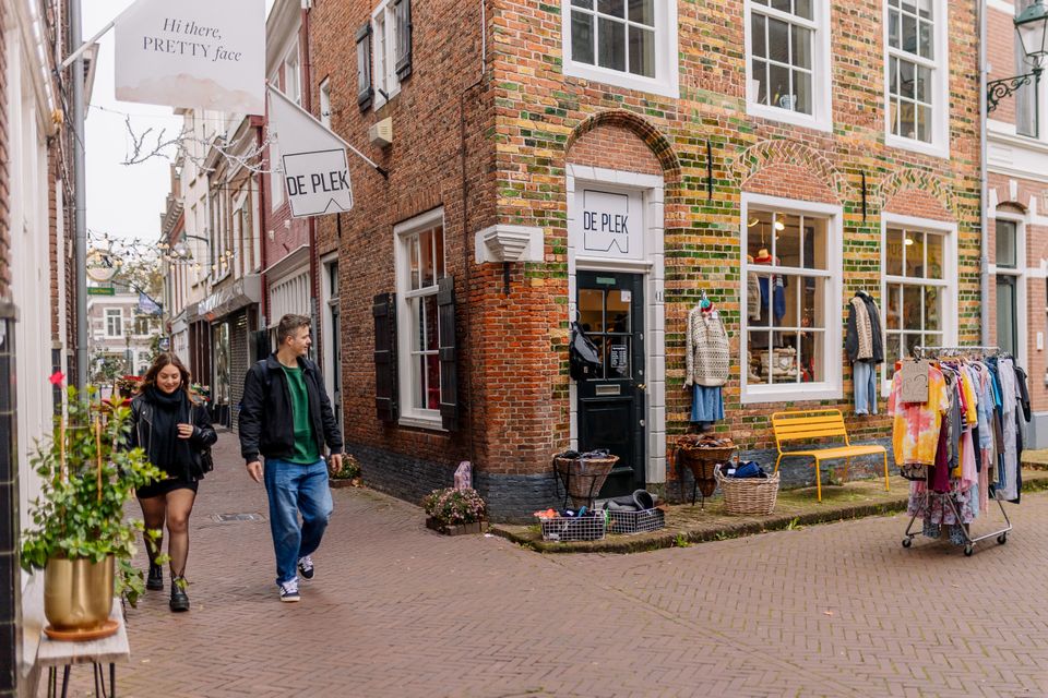 De Plek Vintage - Oudste winkelpand van Leeuwarden (De Gladde Gevel)