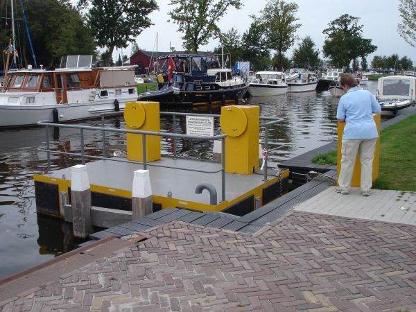 De pont bij de jachthaven in Joure.