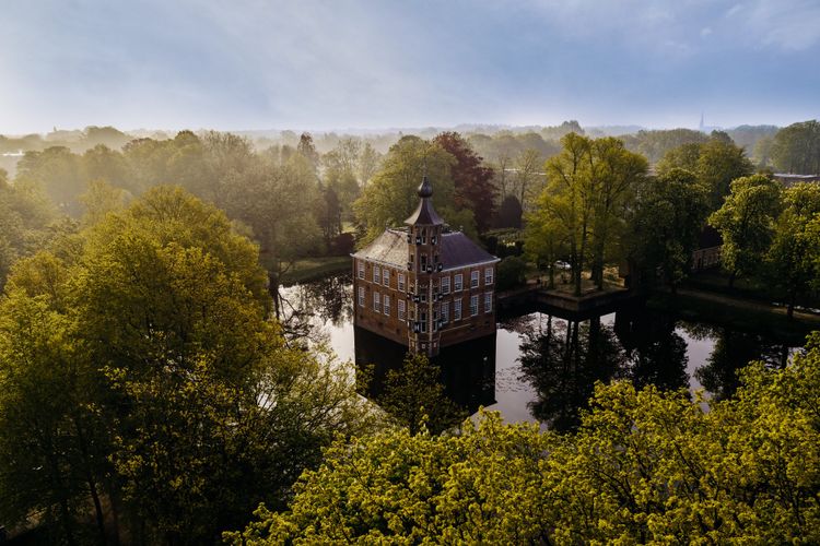 Een kasteel in het mastbos in Breda.