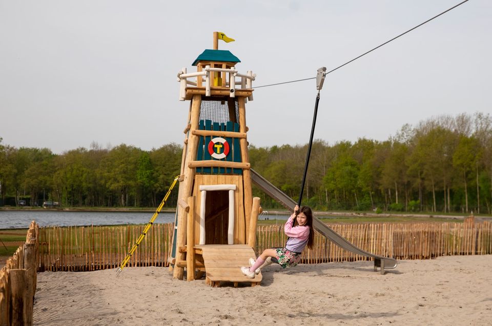 Kabelbaan-buitenspeeltuin-Strand-Tien
