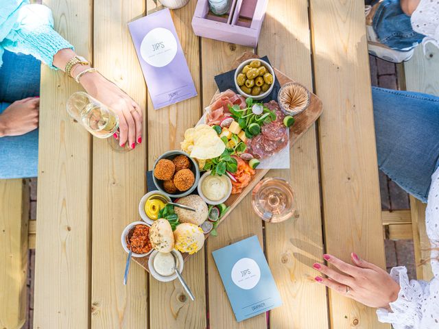 Tafel met borrelhapjes bij JIPS in Lith