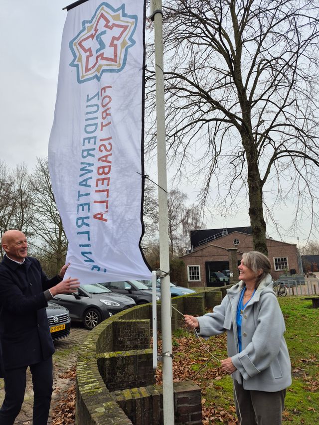 Vlag hijsen Fort Isabella Vught