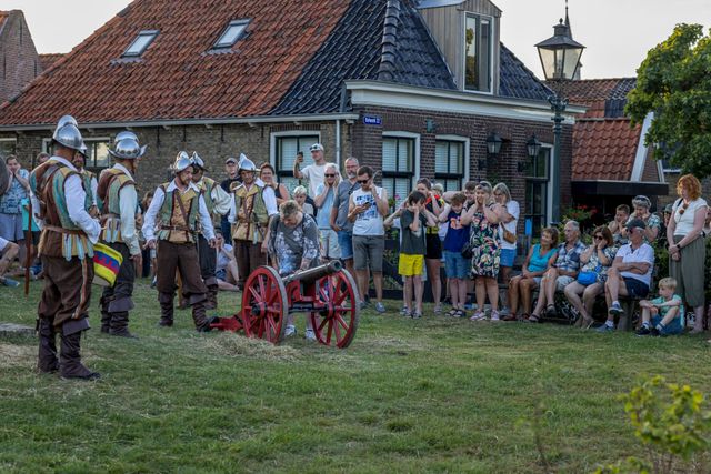 Kanongebulder in Sloten waarbij de stadsschutterij het kanon van Sloten afschiet op het molenerf van Korenmolen de Kaai.