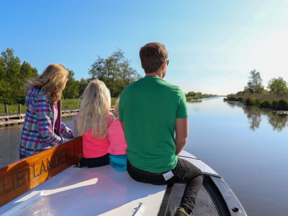 Gezin op trekschuit in de omgeving van Delft