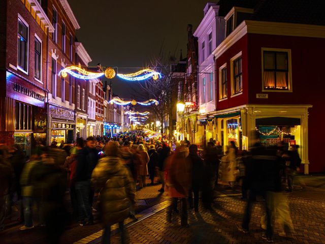 De straten van Delft vol met lichtjes