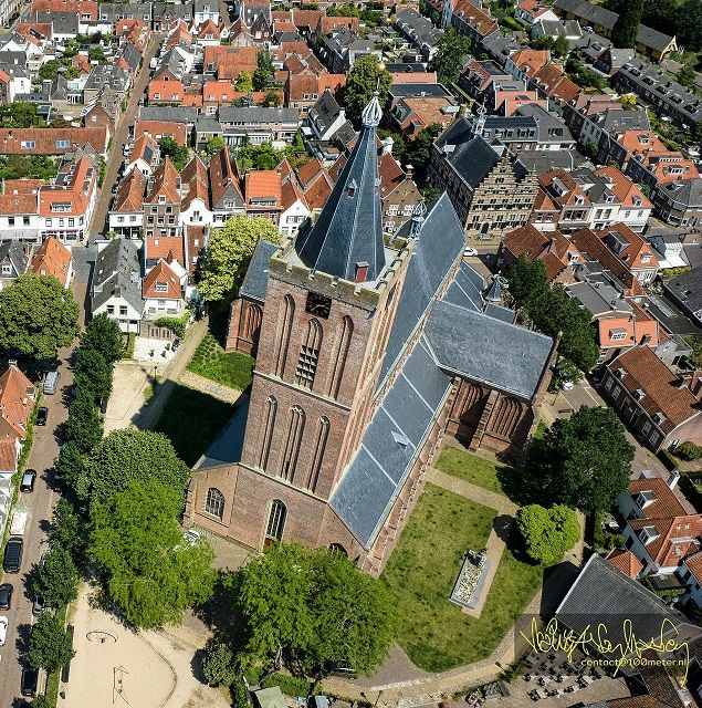 Luchtfoto van de Grote Kerk in Naarden, met op de achtergrond Naarden-Vesting