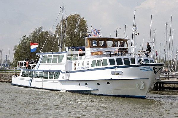 De Bep Glasius in de haven bij vertrek.