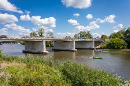 Foto van Lingebrug met kano-gedichten