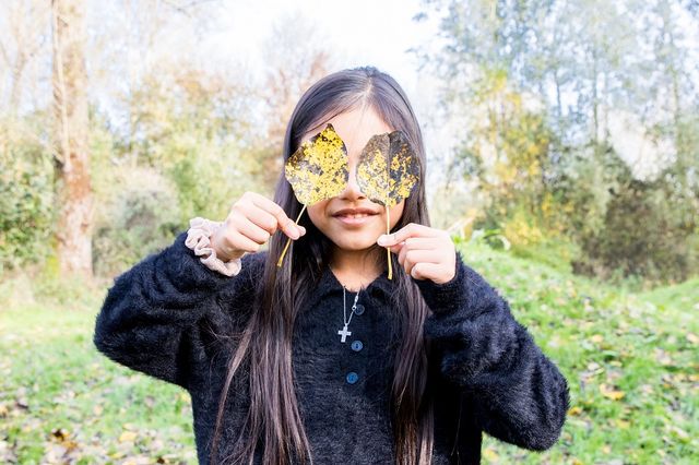 meisje met blaadjes herfst