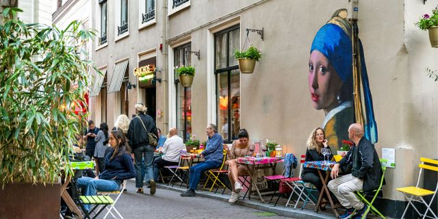 Een muurschildering van het Meisje met de Parel van Johannes Vermeer op de gevel van een restaurant in de Oude Molstraat