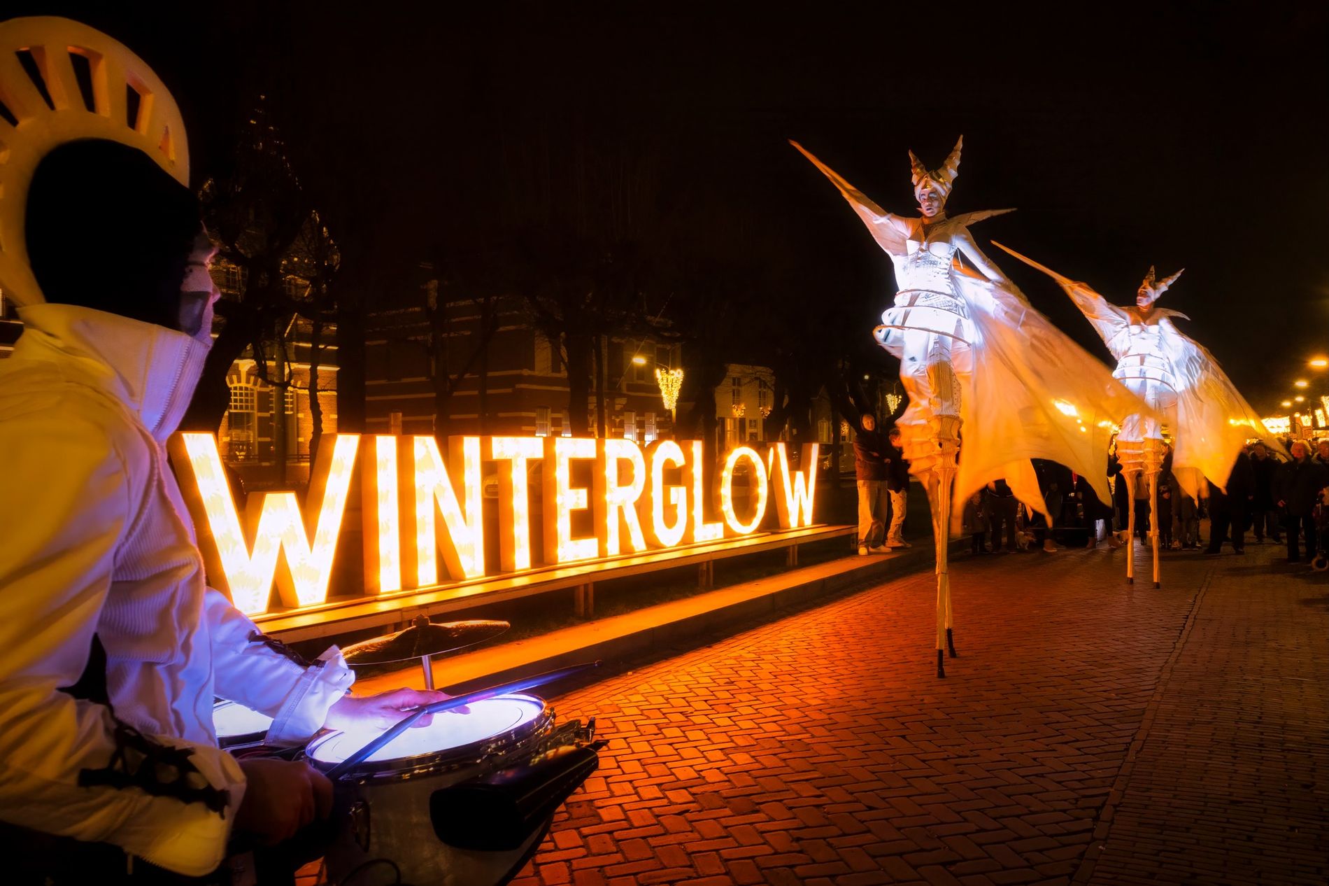 White Wings steltentheater treden op voor de lichtletters WinterglO'w