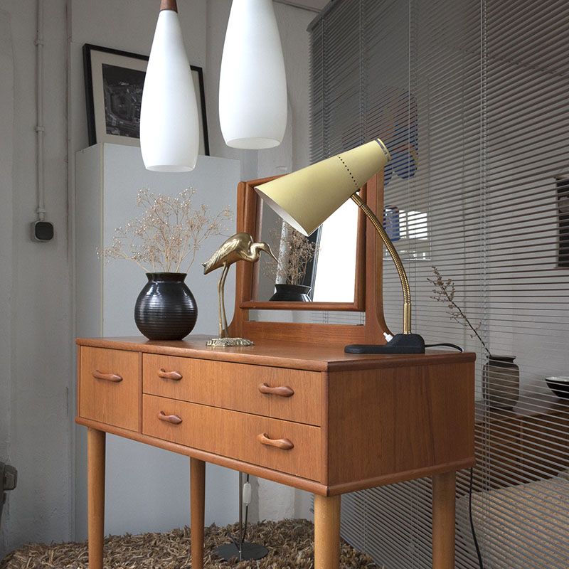 Een bureau met lamp van Retro Studio Purmerend