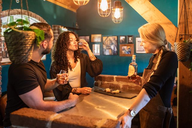 Bezoekers proeven ambachtelijke likeur aan de bar van The Chamberick Distillery in de Utrecht Region.