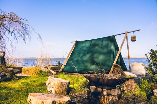 Unieke accommodatie in Noord-Holland: het kampeervlot van Flötten gevestigd in Katwoude, Waterland. Een prachtig gebied in Laag Holland.