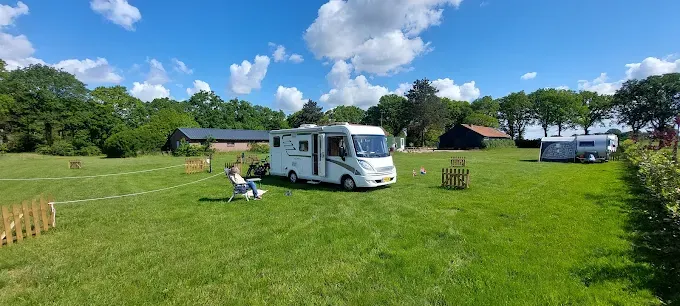 campingveld met kampeerders