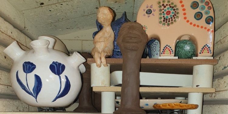 afbeelding van verschillende keramische kunstvoorwerpen in een grote keramiekoven
