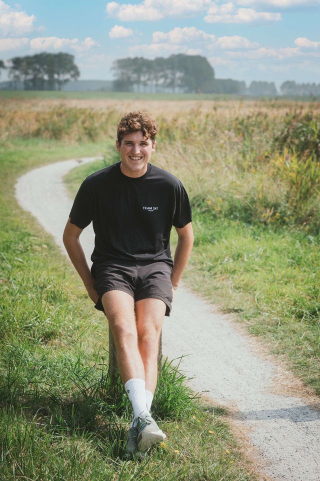 Tim staat in het grasveld tijdens het hardlopen