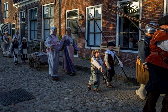 Kanongebulder in Sloten waarbij de stadsschutterij het kanon van Sloten afschiet op het molenerf van Korenmolen de Kaai.