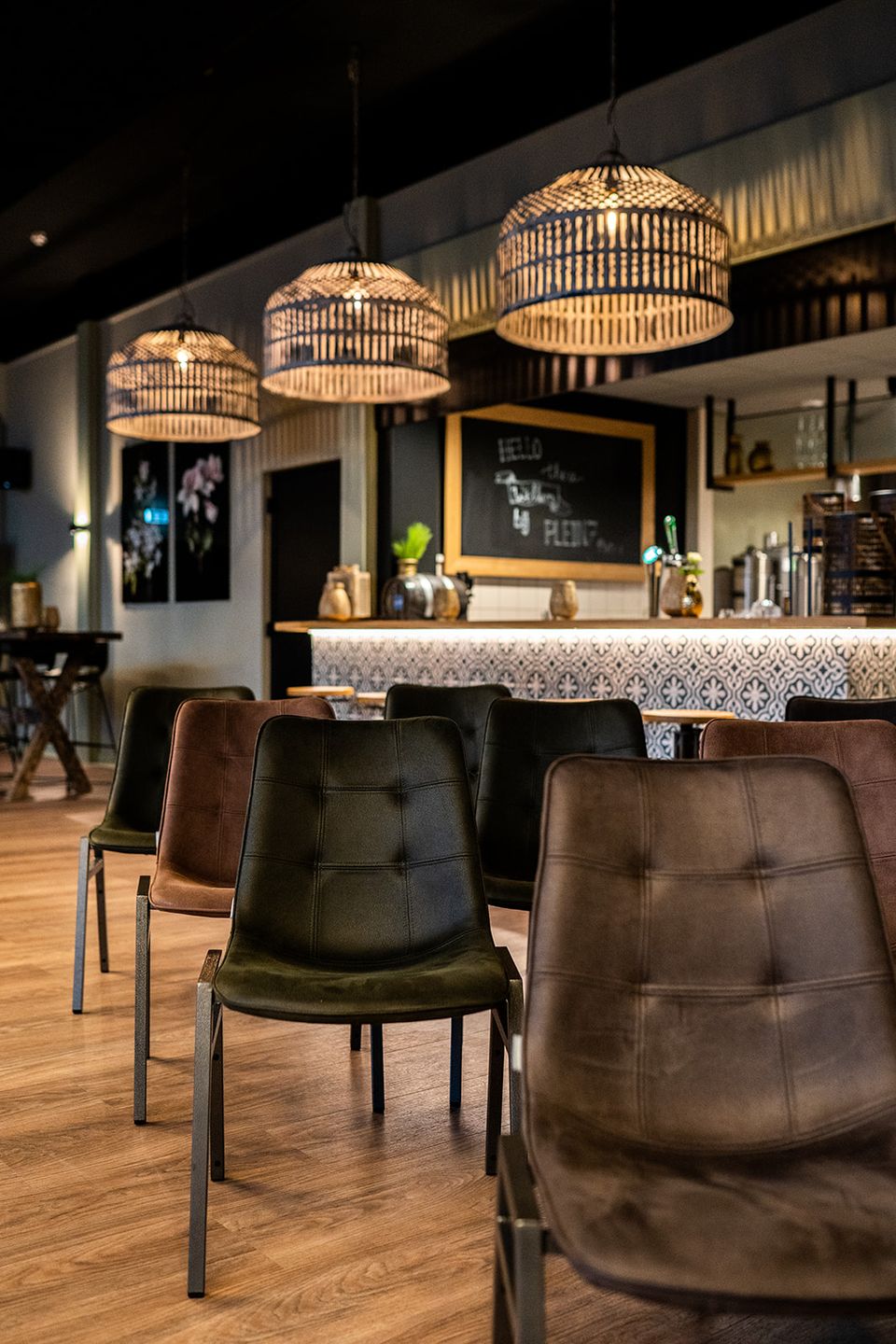 Sfeervol interieur van restaurant Plein 7 in Woerden met zitplaatsen en bar.