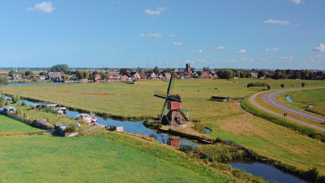Luchtfoto van de Grosmolen in de polder in Hoogmade