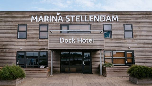 Voorkant met entree van Dockhotel Sellendam