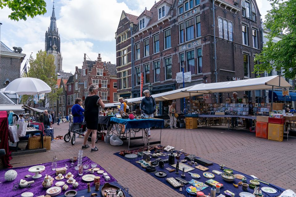 Kraampjes op de Antiekmarkt in Delft met uitzichtt op de Nieuwe Kerk
