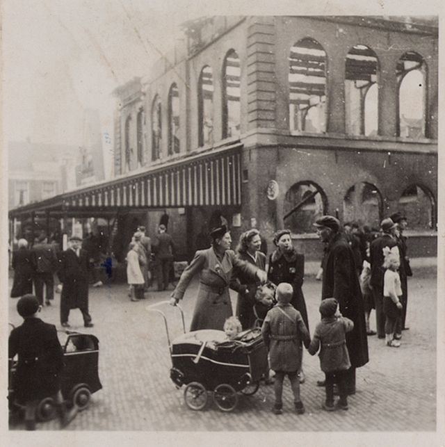 De ruïne van De Waag in het centrum van Sneek na de bevrijding