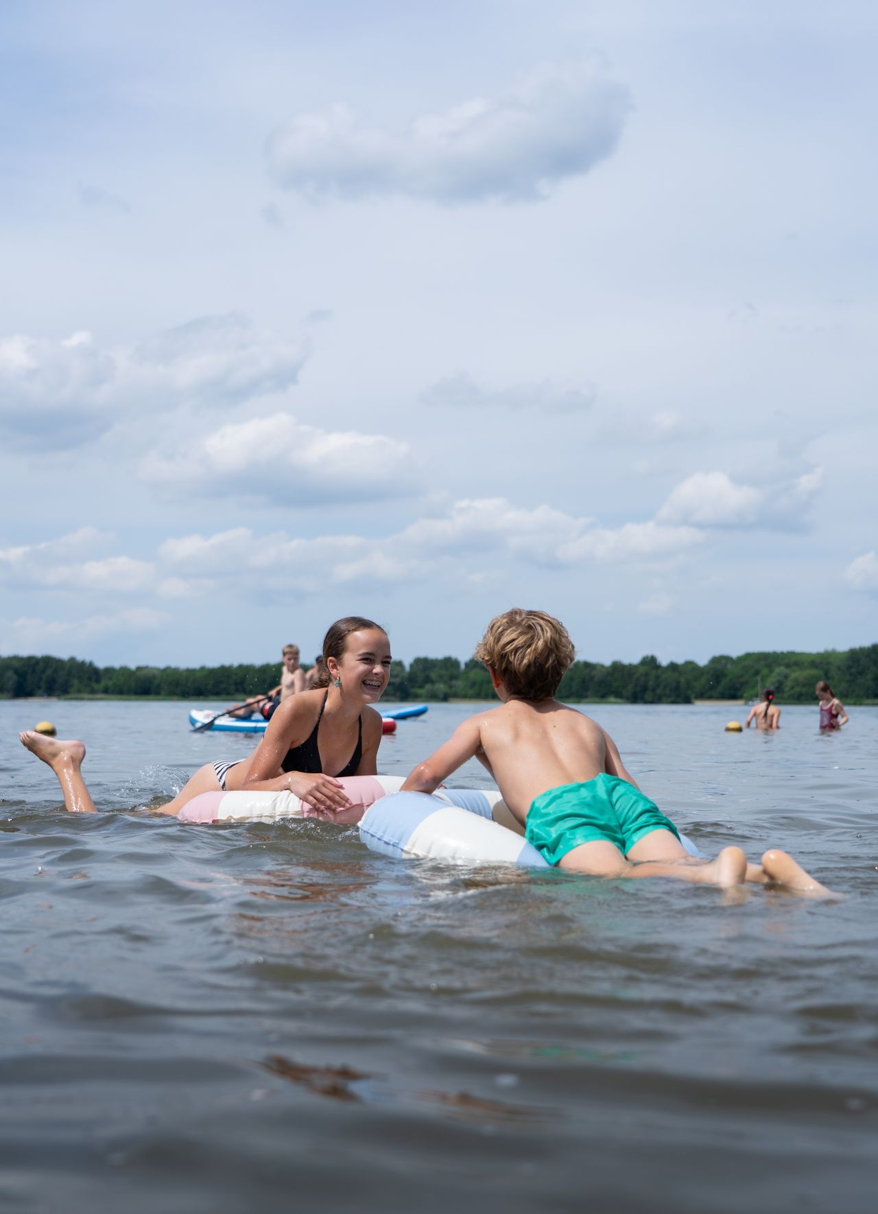 Kinderen in het water op Veluwe aan Zee
