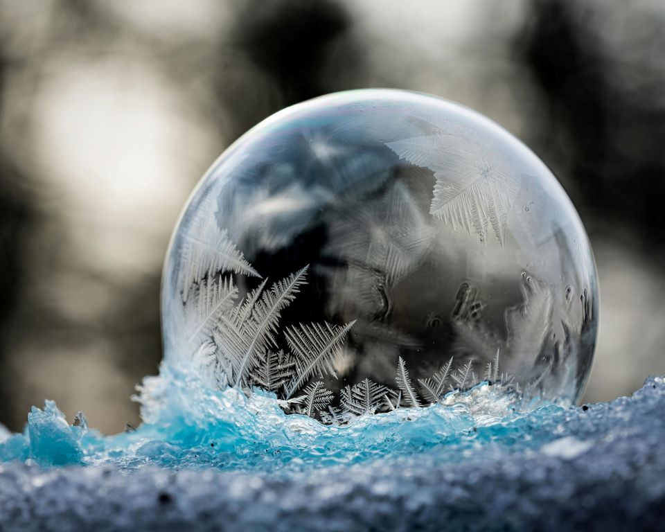 Een bel van ijs op een sneeuw ondergrond