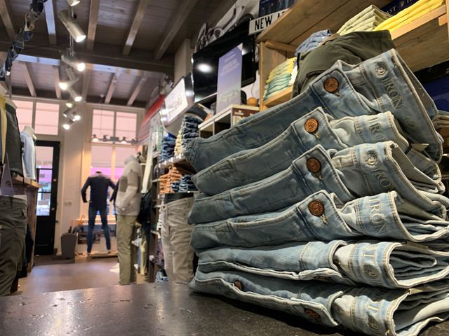 De Bazeroen - stack of jeans