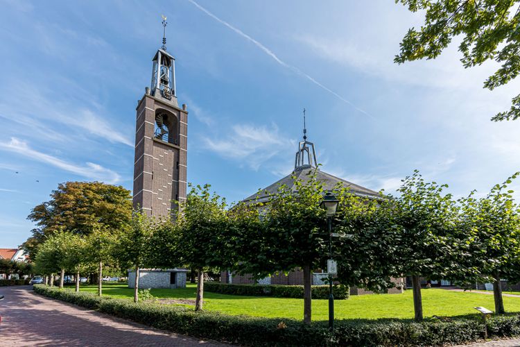 Op-Schouwen-Duiveland-Zijaanzicht-Kerk-In-Ouwerkerk