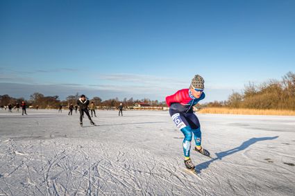 Schaatser op het ijs van de Friese meren