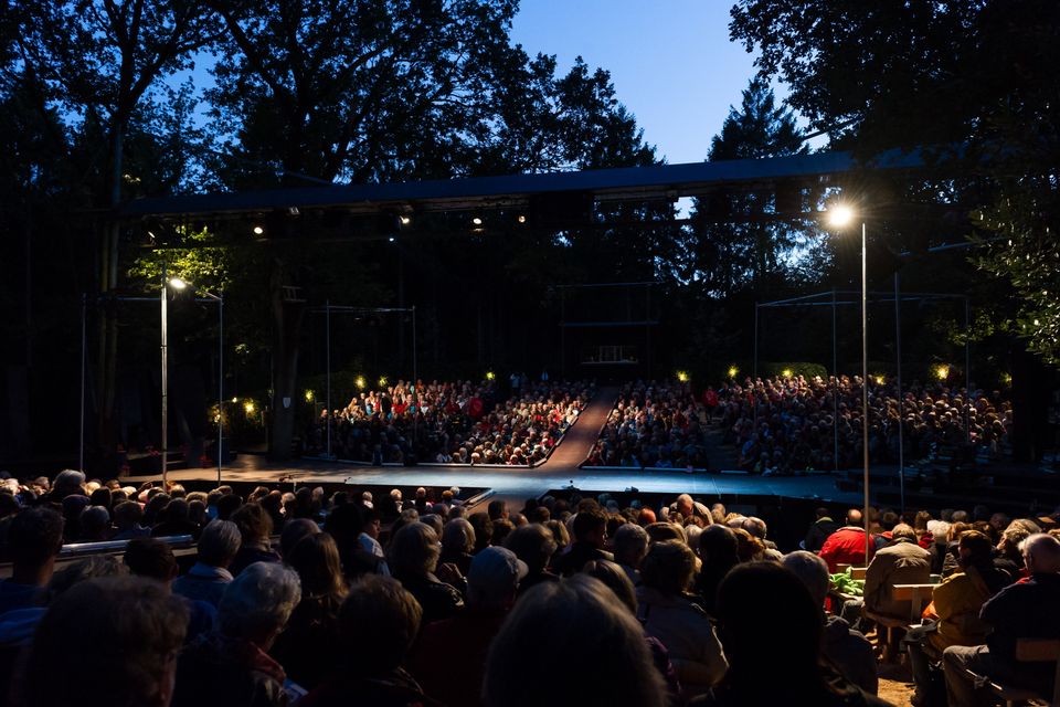 Publiek en podium bij het Shakespeare Theater in Diever.