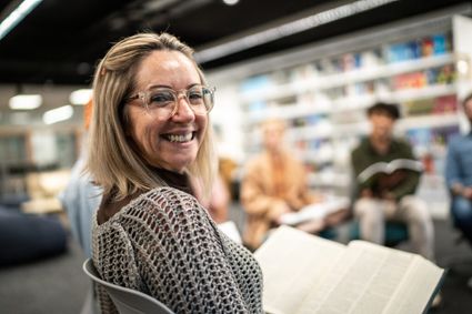 Vrouw die voorleest
