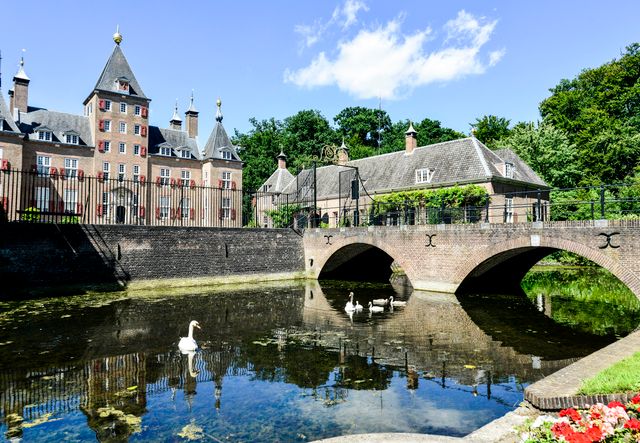 Kasteel Renswoude met de monumentale toegangspoort, brug en slotgracht. De foto laat het historische kasteelcomplex en de statige architectuur van Renswoude zien.
